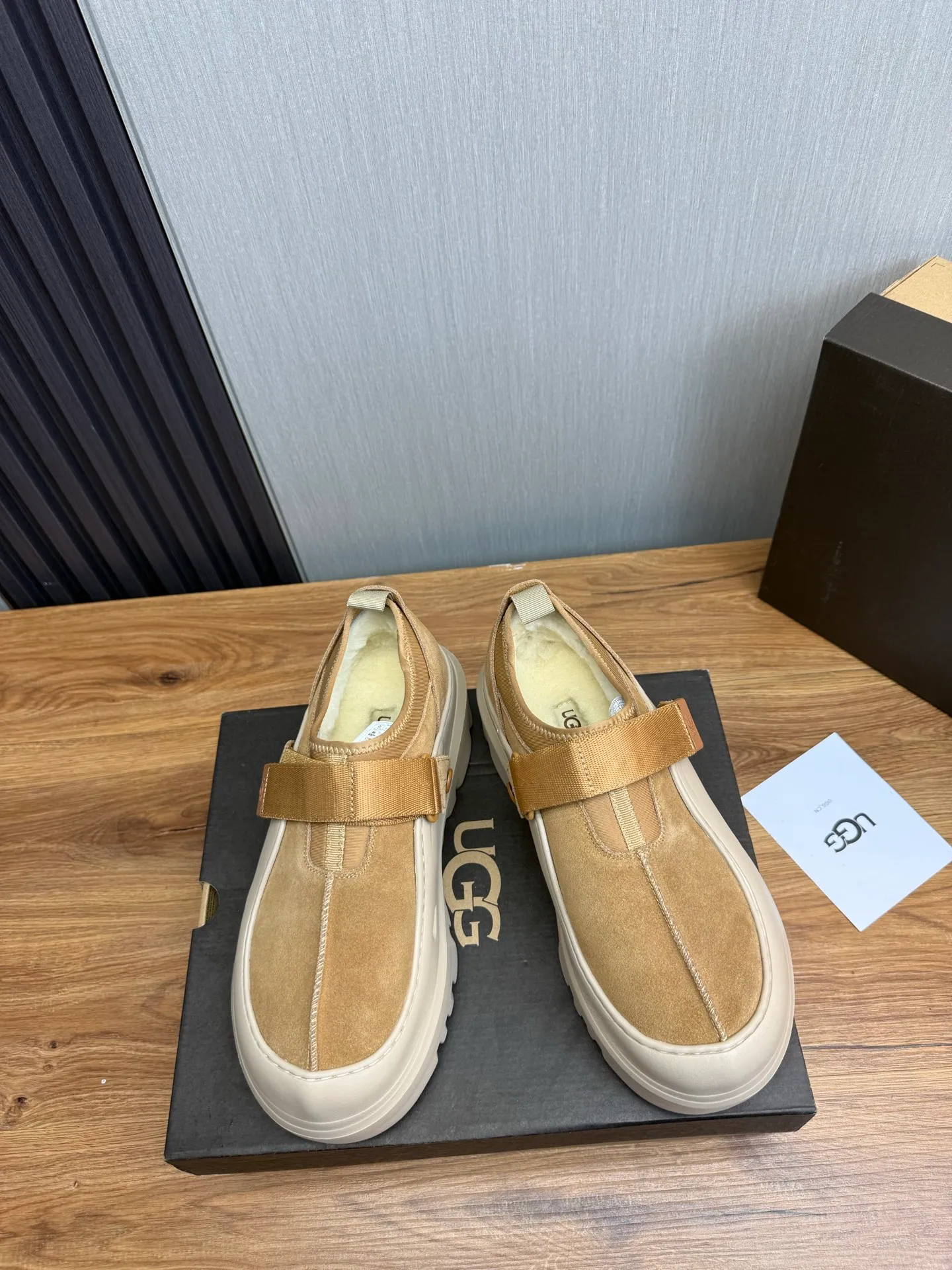 Men's shoes💰580💰Couples💖 New UGG fur integrated men's simple and fashionable snow boots. The most worth buying at the end of this year are warm casual shoes. Whether you are out and about at home, their comfortable and warm performance will be your most suitable fashion companion! The material is cowhide upper and imported wool is used inside. Warm and comfortable! The eva+ rubber patch outsole is cushioned, non-slip and wear-resistant, and has good elasticity. It is light and wear-resistant, comfortable and soft, and the new simple cut is more fashionable. It has both practicality and fashion sense, so you no longer have to worry about how to match it in winter, while still maintaining your fashionable taste. High-quality genuine wool. Look at the details for the material! Size: 35-40-41-42-43-44-44 sneaker size